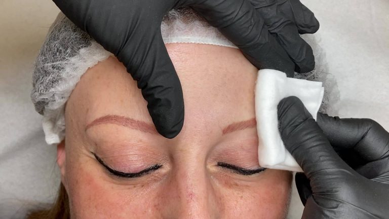 NETTOYAGE DES SOURCILS