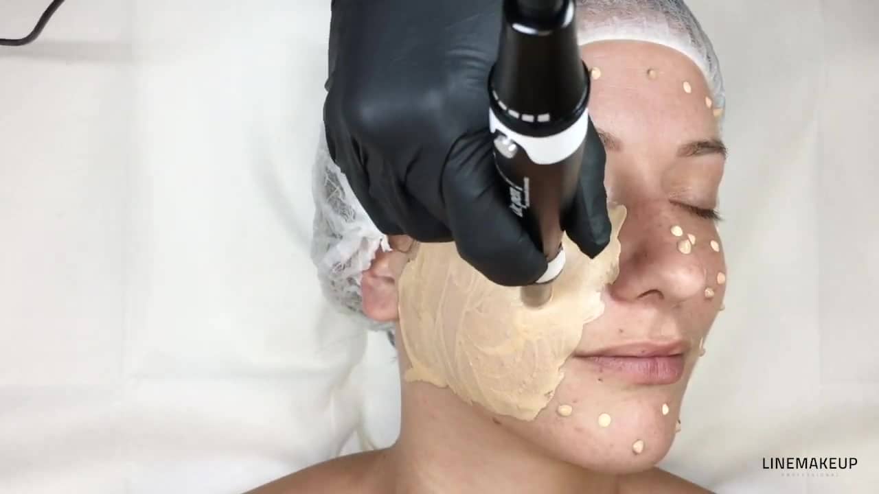 3.4_BG_FR_Le-BabyGlow-sur-les-joues-et-le-contour-des-yeux