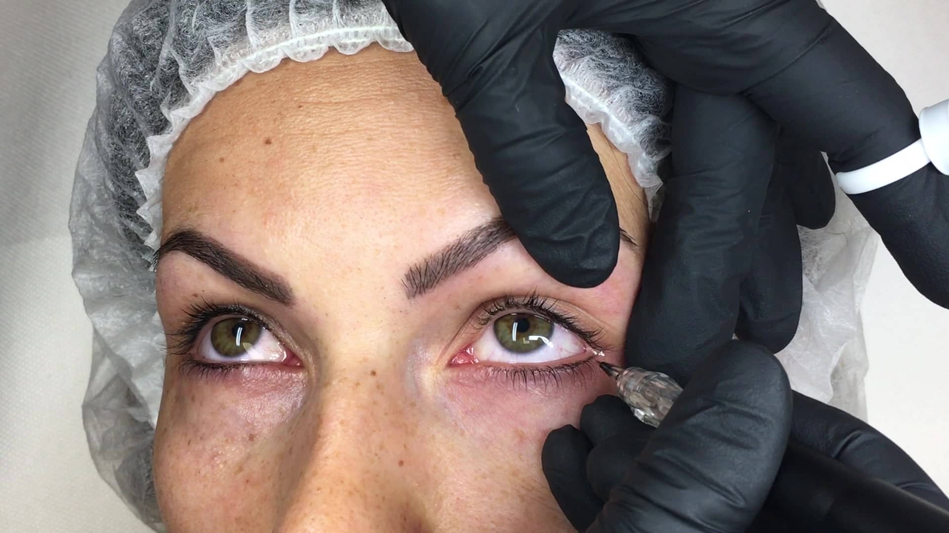 5.4_EL_FR_2eme-micropigmentation-dun-Eye-Liner-sur-la-paupiere-inferieure