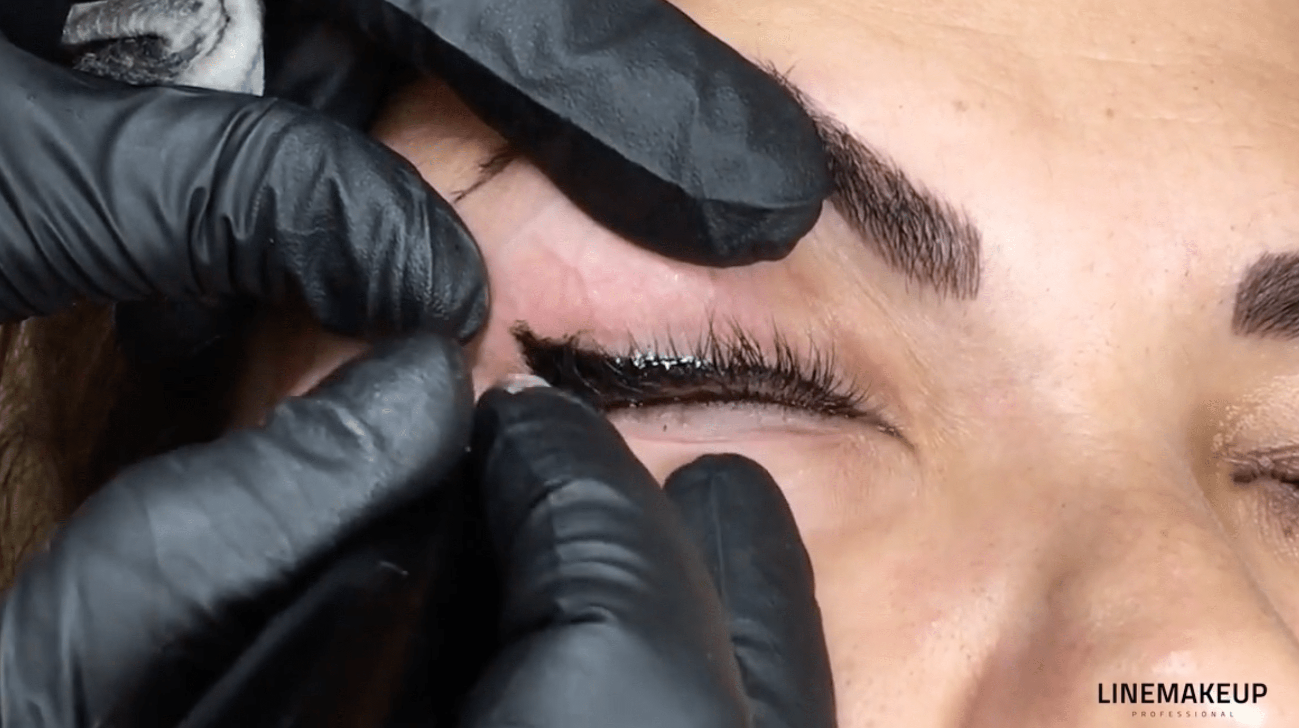 6_EL_FR_L-EYE-LINER-EFFET-POUDRE-SUR-MODELE