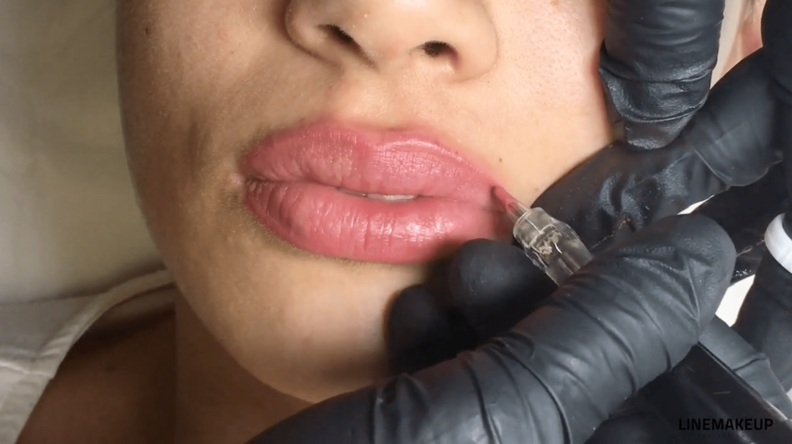 6_ML_FR_LE-MAQUILLAGE-PERMANENT-LIPS-SUR-MODELE