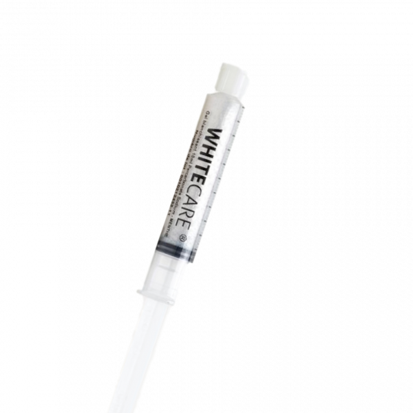 Seringue de gel blanchissant de 10 ml : 1 ml est à appliquer dans la gouttière et laisser poser sur les dents le temps d'action de la lampe UV